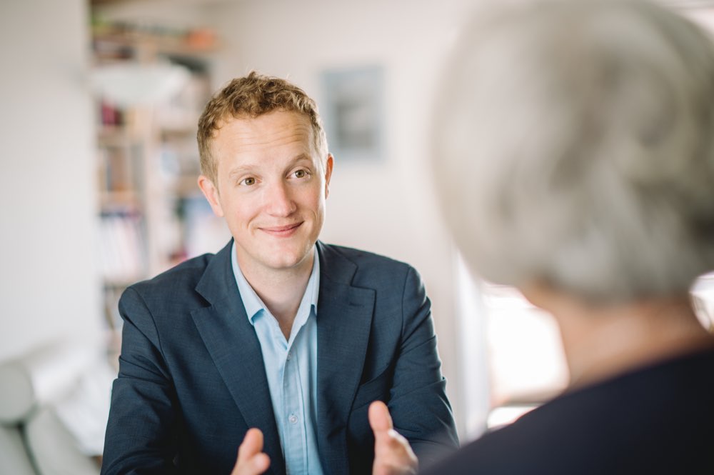 Loïc Favre - Consultant en relations publiques en discussion